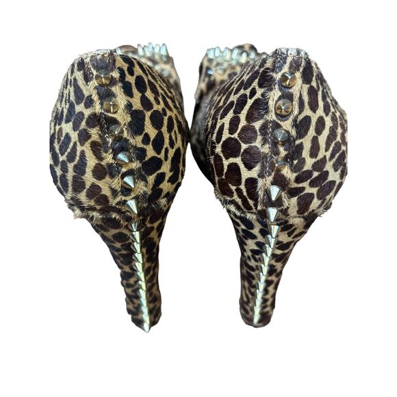 Vince Camuto Sz.8 Leopard Print Statement Heels Gold Spikes Calf Hair Bow Heels - Picture 3 of 15